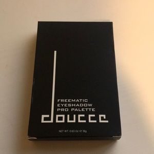 Doucce freematic eyeshadow pro palette